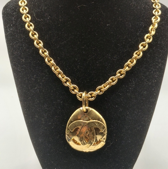 CHANEL Jewelry - CHANEL Vintage Coco Mark CC Logo Round Pendant Necklace Gold Tone 94P Auth
